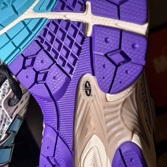 New Balance 1906R Size 10.5 Men’s in White Aqua and Purple